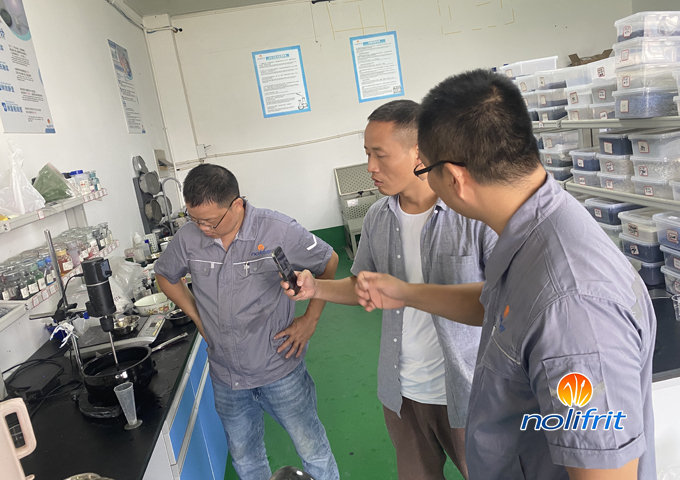 Un cliente de esmalte de hierro fundido visitó el centro de investigación y desarrollo de Nolifrit para conocer el proceso de esmalte